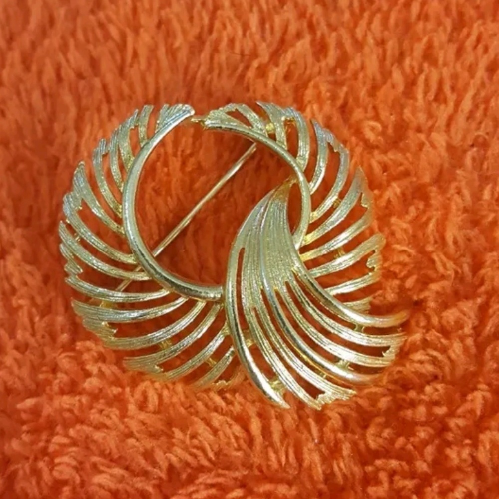Usner Feather Wreath Goldtone Pin Brooch